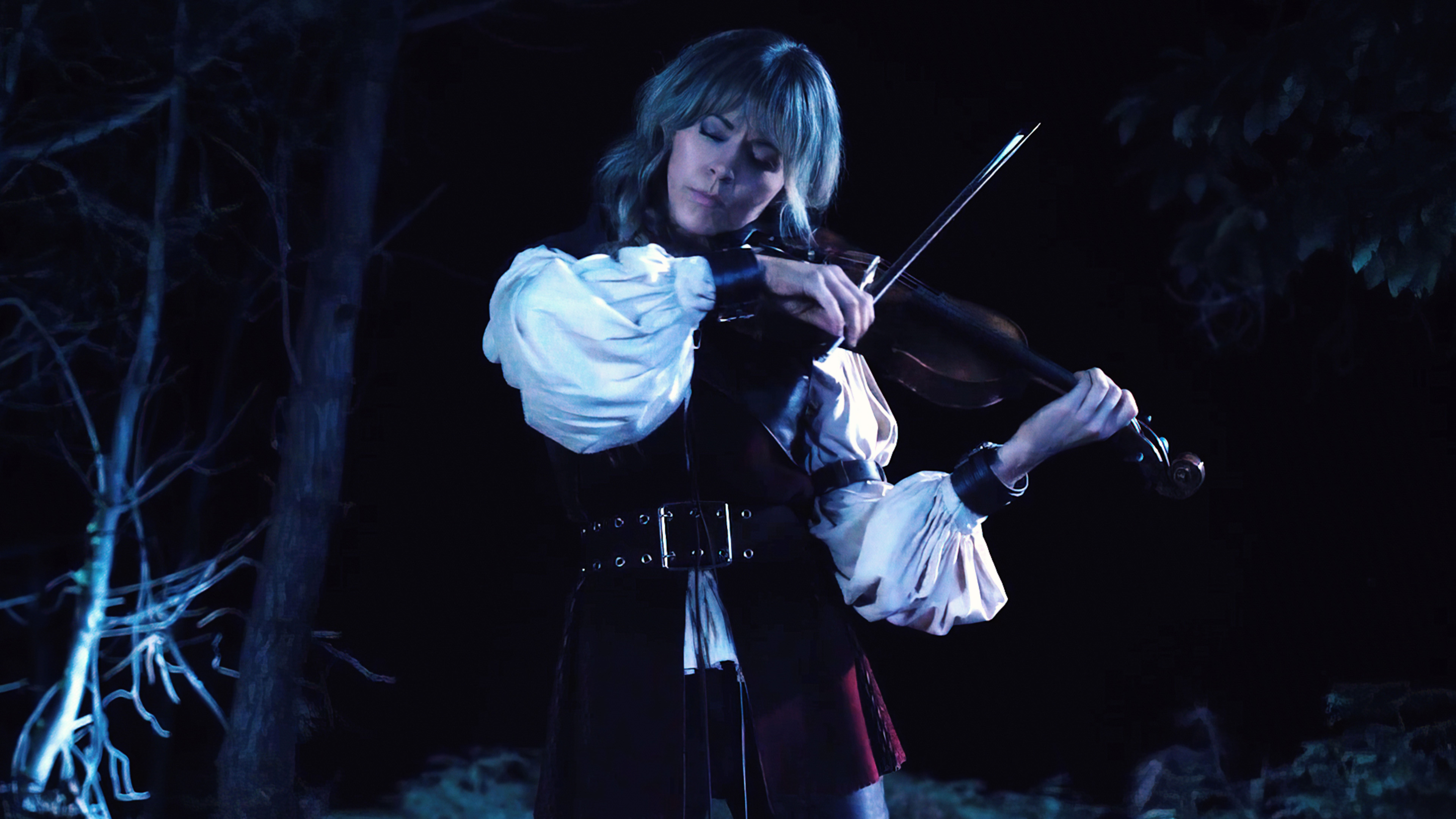 Шаман песня реквием 22.03 2024 слушать. Линдси Стирлинг Snow Waltz. Lindsey Stirling - Snow Waltz. Lindsey Stirling 2022 альбом Snow Waltz. Линдси Стирлинг 2022.